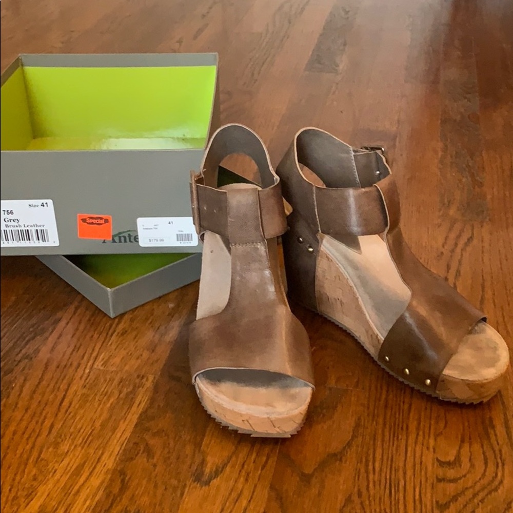 Antelope sandals